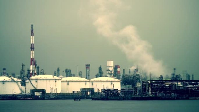 横跨运河的炼油厂排放污染仓储