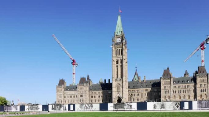 一个阳光明媚的夏日早晨，渥太华加拿大议会大厦正在翻修