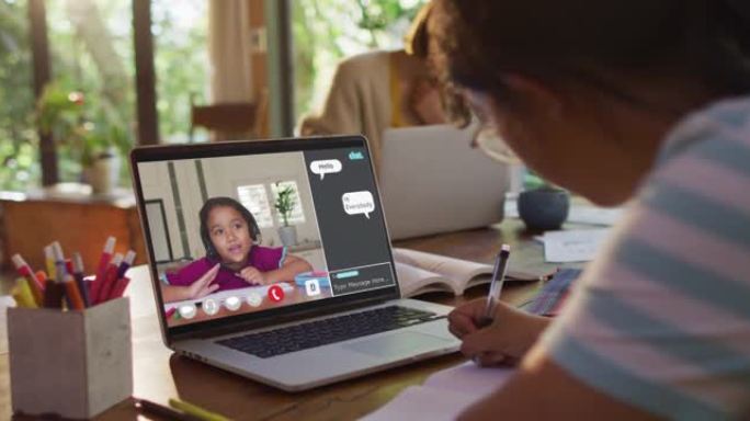 女学生在家中使用笔记本电脑进行在线课程，并在屏幕上与她的同事和网络聊天
