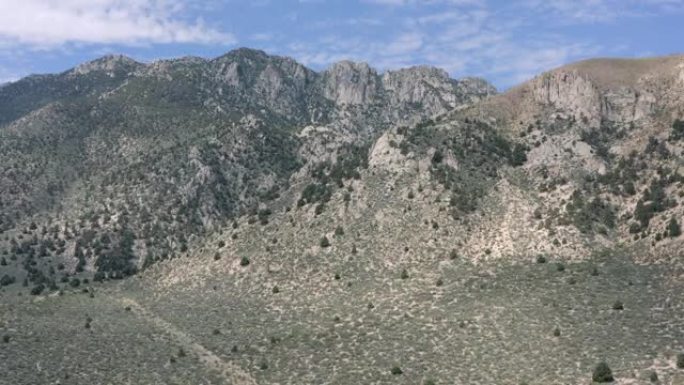 加州黄玉附近干旱山景的无人机鸟瞰图