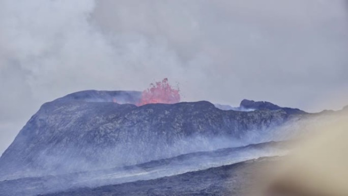 在火山口释放岩浆时，近距离稳定地拍摄了一座喷发的火山