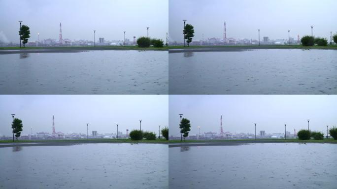 雨天在公园的水坑上看到炼油厂。
