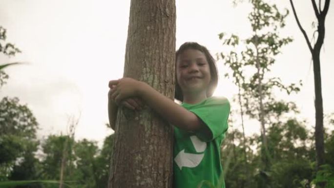 拥抱树木的孩子表现出对自然的热爱