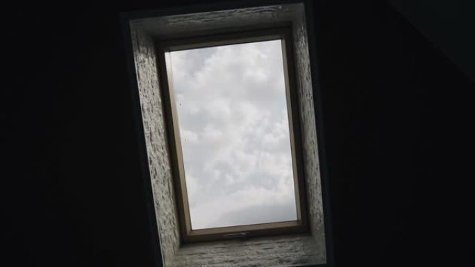窗外的天花板上，你可以看到多云的天空。自下而上的酷计划