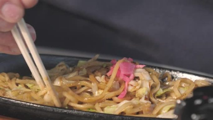 在日本，一根筷子从盘子里拿面条