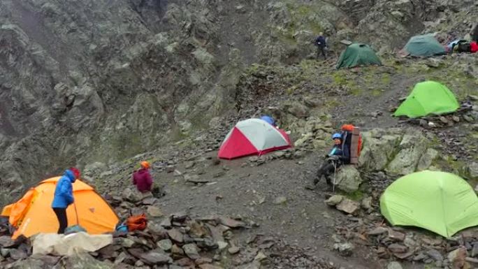 露营者在山中高处的营地。鸟瞰图