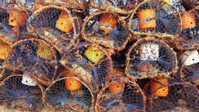 摩洛哥索维拉港的一堆传统螃蟹、龙虾陷阱。