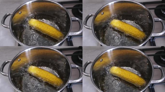 玉米在平底锅里煮。