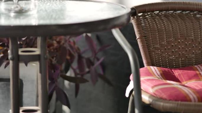 柳条椅，带柔软的纺织座垫。吸烟区。舒适的复古v