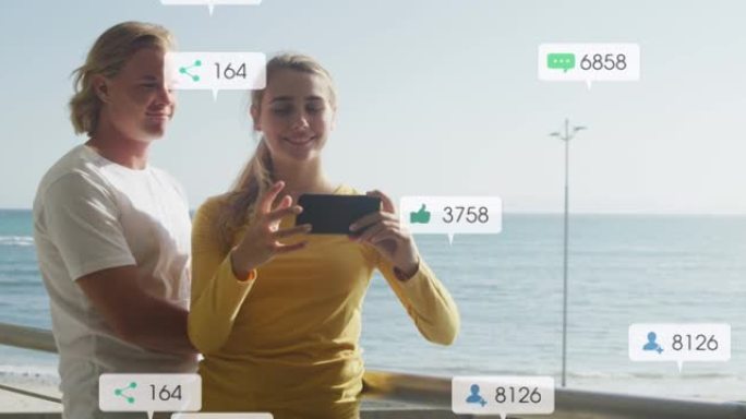 在海边度假时微笑的情侣自拍的社交媒体通知动画