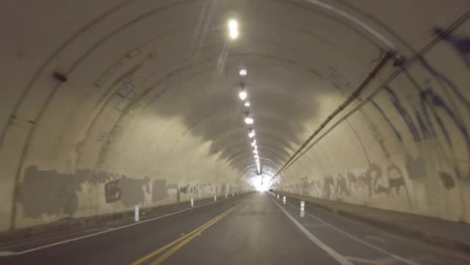 开车穿过洛杉矶标志性的第二街隧道，没有汽车