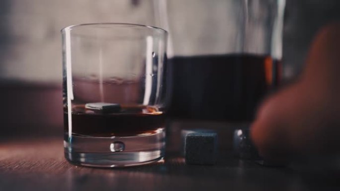 一杯威士忌，特殊的威士忌冷却石