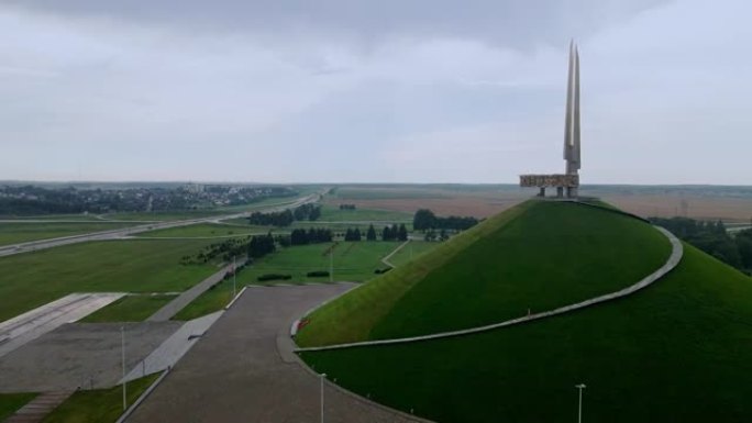 纪念在白俄罗斯参加第二次世界大战的苏联士兵的纪念碑。纪念建筑群的鸟瞰图明斯克附近的荣耀之丘。戏剧性的