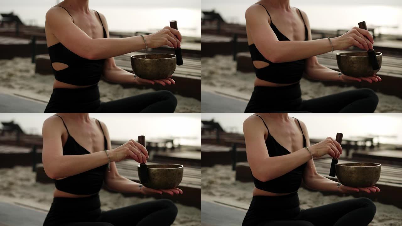 一个不知名的女人拿着用来做瑜伽和冥想的唱盘，慢墨