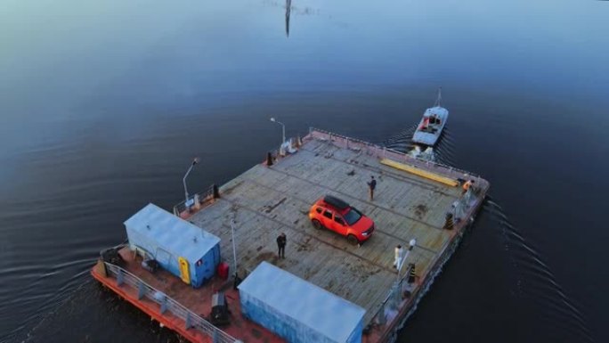 古老的手动过河。汽车在河渡船中运过河。白俄罗斯自然的俯视图。白俄罗斯的普里皮亚季河。