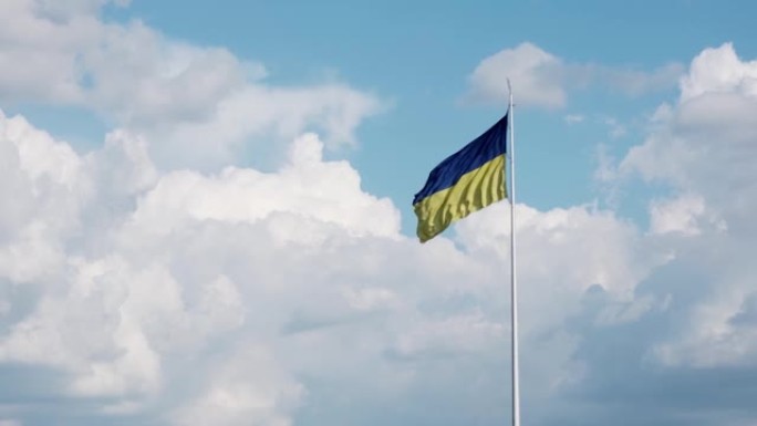 乌克兰的国旗是在天空和云层的背景下形成的。