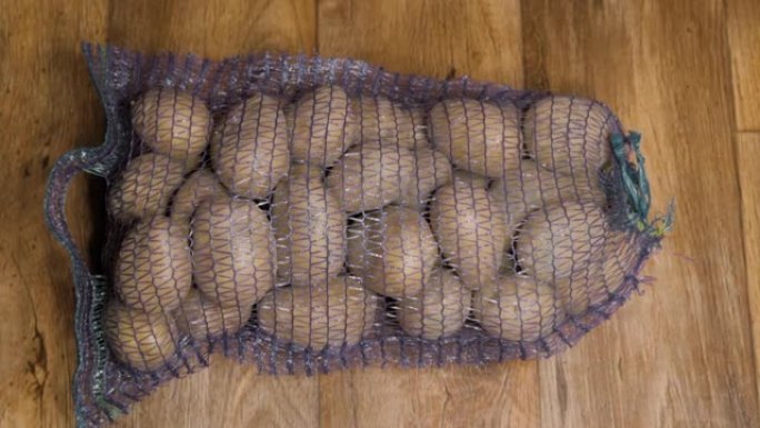 马铃薯收获量装在一个特殊的网中。大土豆水果，准备出售。
