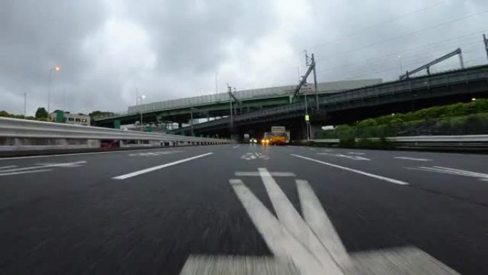 雨后在高速公路上行驶/后视