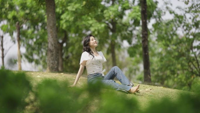 美女感受大自然