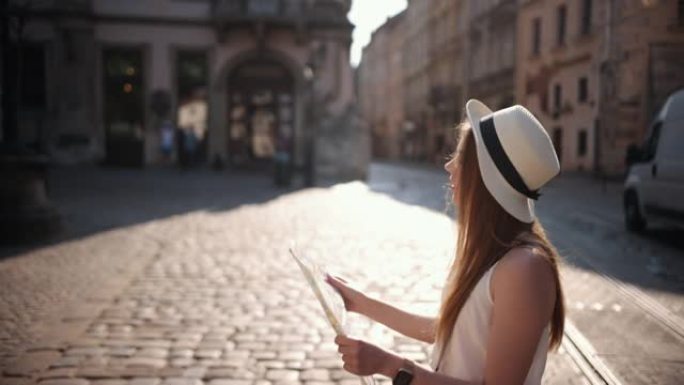 女旅行者女孩在地图上寻找正确的方向，沿着欧洲旅行