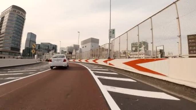 在高速公路上开车。车辆POV行驶通过城市高速公路