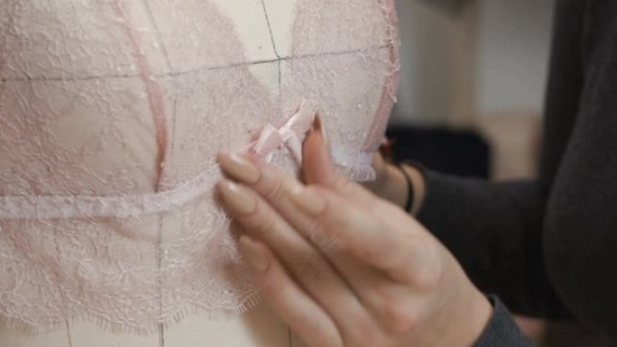 时装设计师在人体模型上试穿内衣。缝纫生产，个人剪裁。