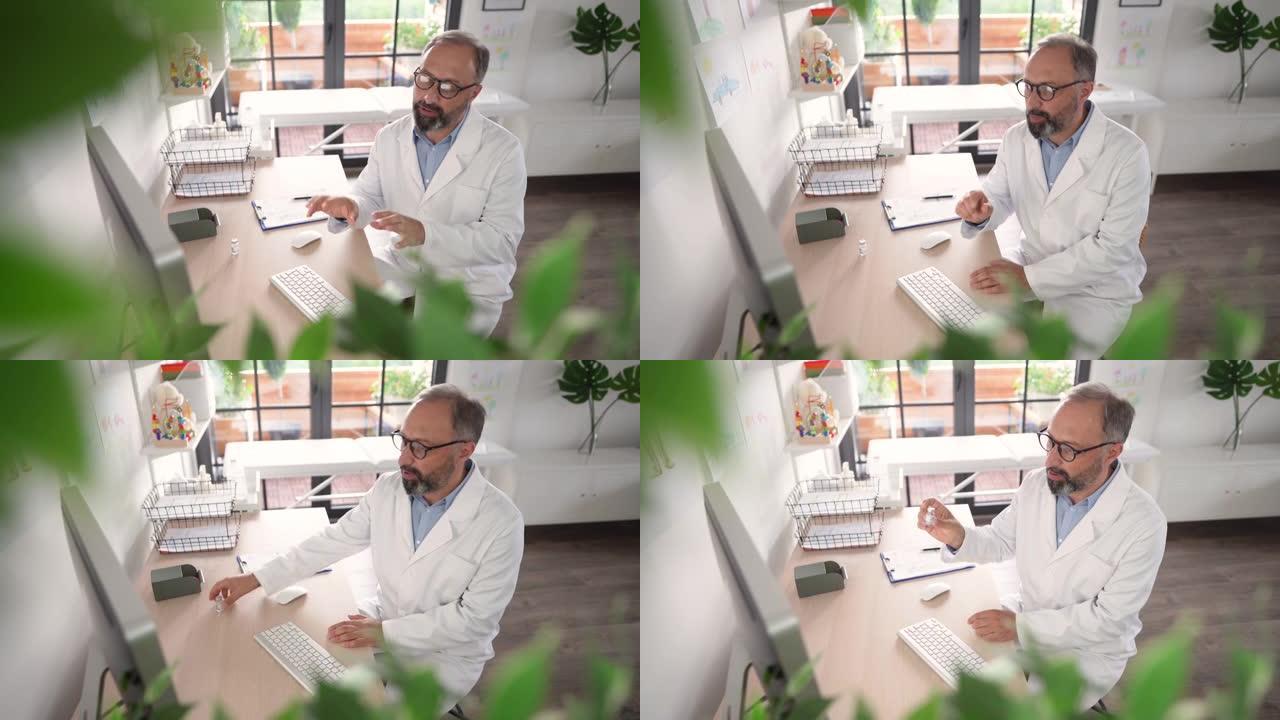 男性医生在与患者进行在线咨询时显示新型冠状病毒肺炎疫苗
