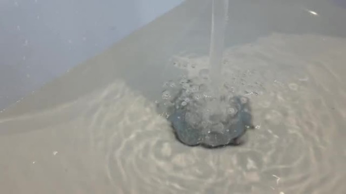 水从水龙头流向水槽