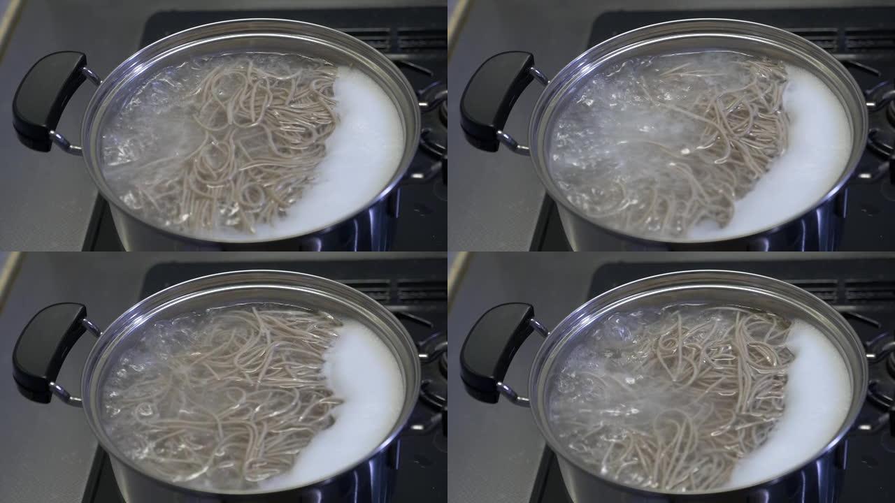 锅中荞麦对流的慢动作视频