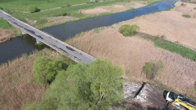 道路塌陷，汽车桥梁挖掘机液压压碎混凝土板。