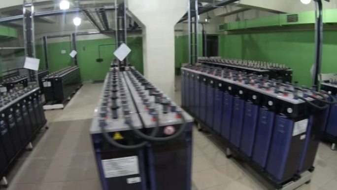 一排排工业蓄电池。用于备用或不间断电源的房间。