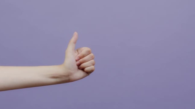 一位皮肤白皙的女性伸出手，竖起大拇指