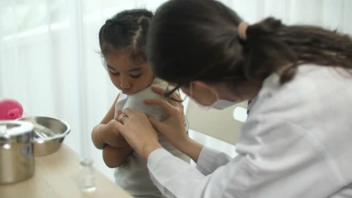 女医生在接种后用绷带包扎手臂，儿童，注射，新型冠状病毒肺炎接种