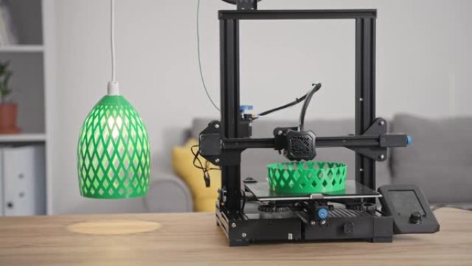 现代技术，自动3D打印机用熔融绿色塑料打印家用灯罩的原型