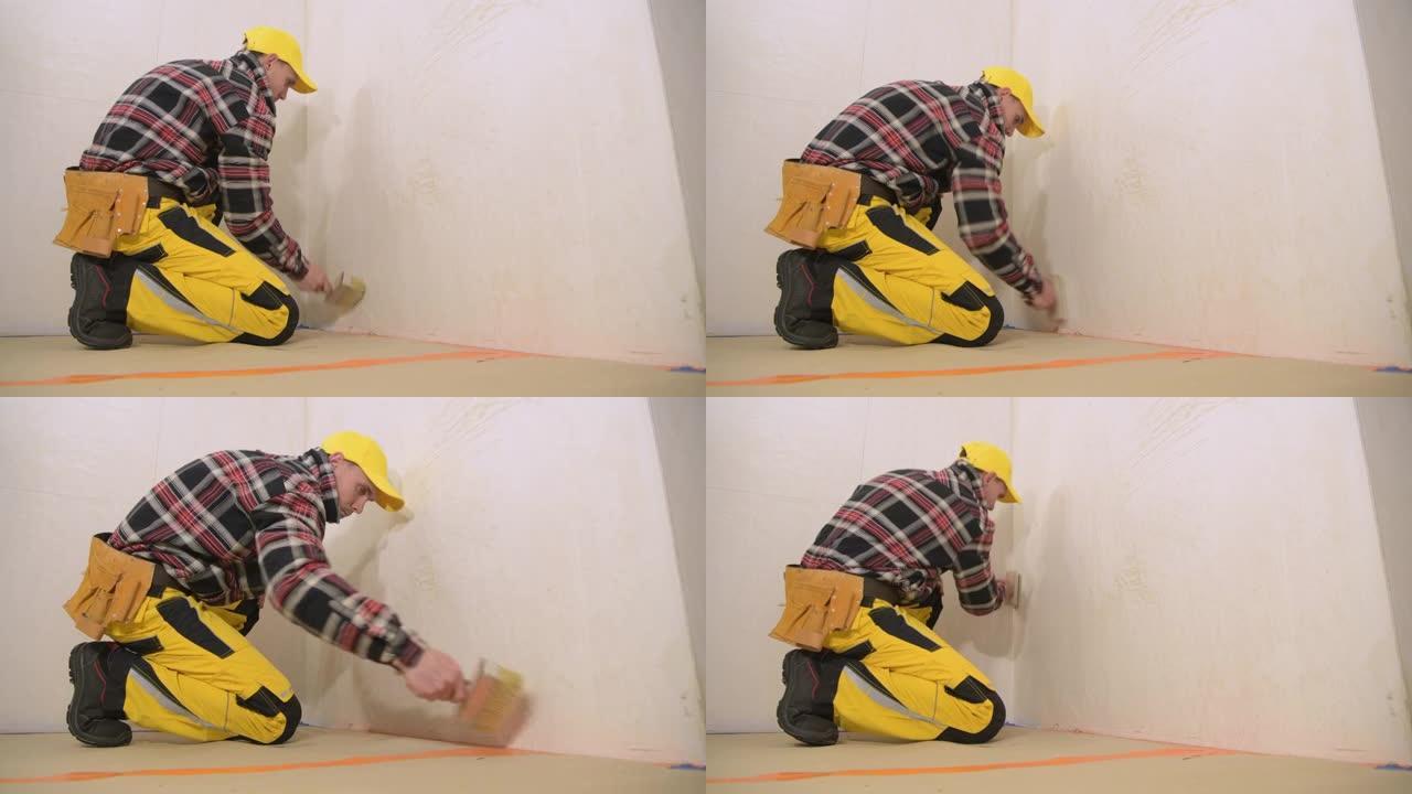 为油漆准备内墙的专业改造工人
