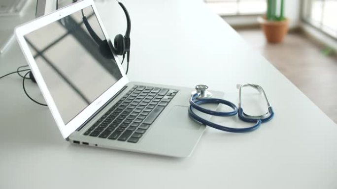 带听诊器的笔记本电脑，在线医疗保健概念