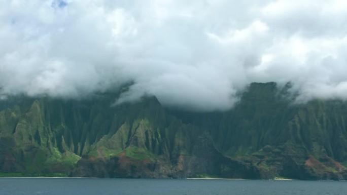 纳帕利海岸线上的天然扇形山景。