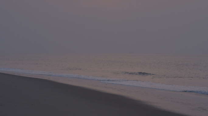 L清晨海边海浪拍打沙滩