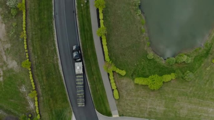 卡车在转弯的道路上行驶的空中无人机视图。顶视图futeg