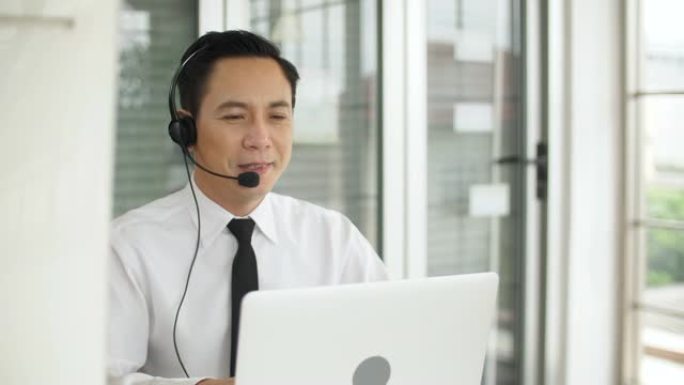 呼叫中心员工男性为客户提供专业支持