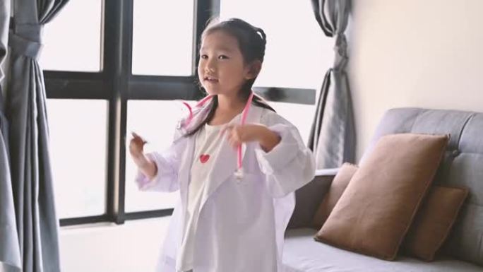 可爱的亚洲小女孩在家穿医服扮演医生