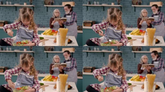 小女孩和奶奶在厨房吃饭