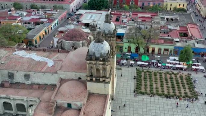 圣多明各·德·古兹曼的教堂和前修道院是墨西哥瓦哈卡州的巴洛克式教会建筑群。罗马天主教中心。