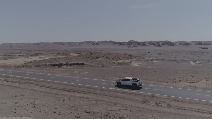 新疆戈壁滩 汽车行驶在戈壁滩公路