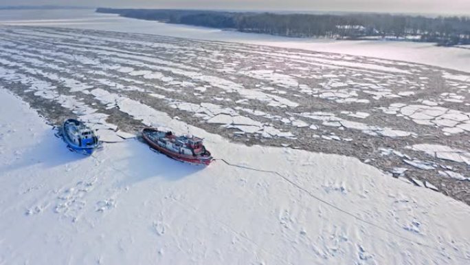 冬天在维斯瓦河上的两艘破冰船破冰，波兰。