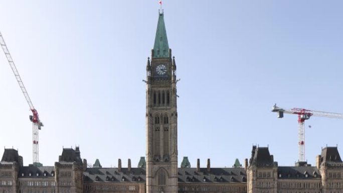 一个阳光明媚的夏日，渥太华加拿大议会大厦正在翻修