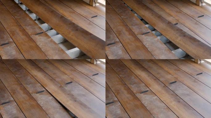 地板安装工程建筑家居装修建筑木质甲板木板木地板覆盖物。修理木板连接的家庭甲板地板。木匠设置甲板地板木