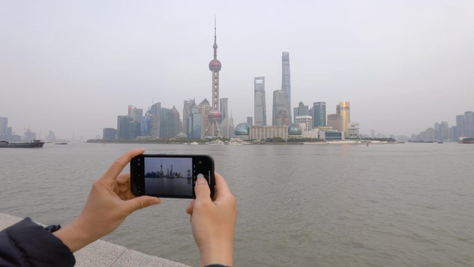 上海外滩游客拿出手机拍照4K