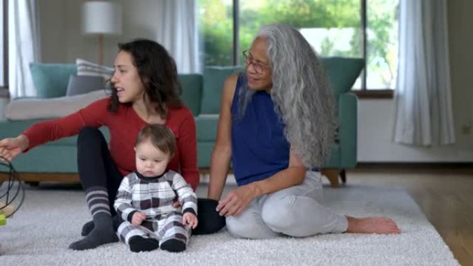 可爱的混血宝宝在家和妈妈奶奶一起玩