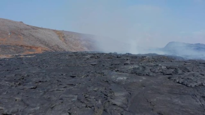 冰岛fagradarsfjall的超凡脱俗火山景观。空中无人机在黑色烟熏熔岩上方低空飞行，多莉在白天